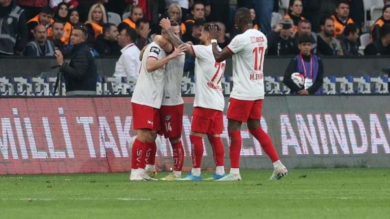 Çorum FK, Esenler Erokspor’u 2-0 yenerek Süper Lig’e yükseldi